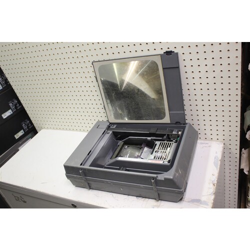 3M 2000 Portable Folding Briefcase Overhead Projector 2000 AG