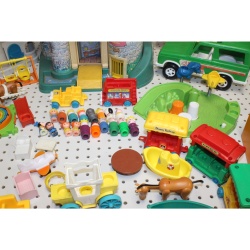 Huge Lot Fisher Price Little People Figures Toys - Castles - Pickup Only - as-is