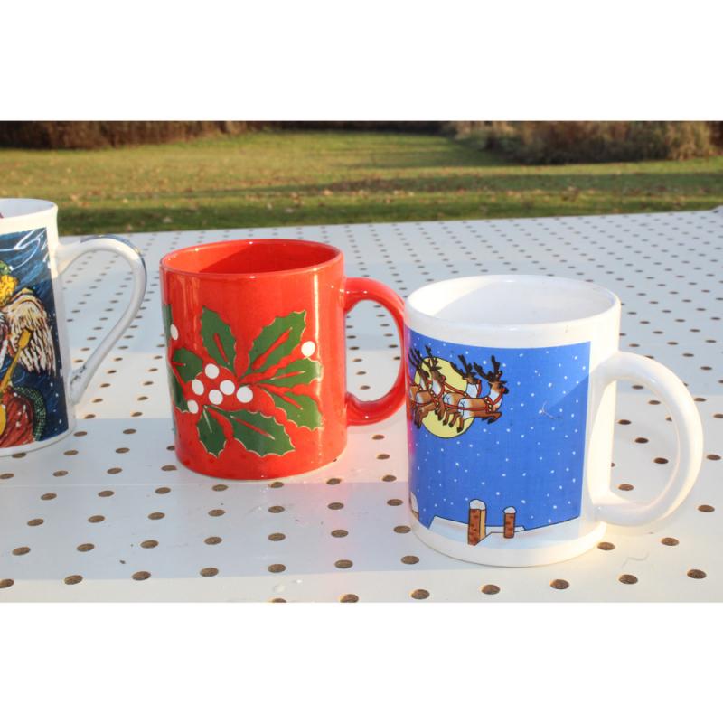 Item#: 102235 Lot of five holiday Christmas mugs