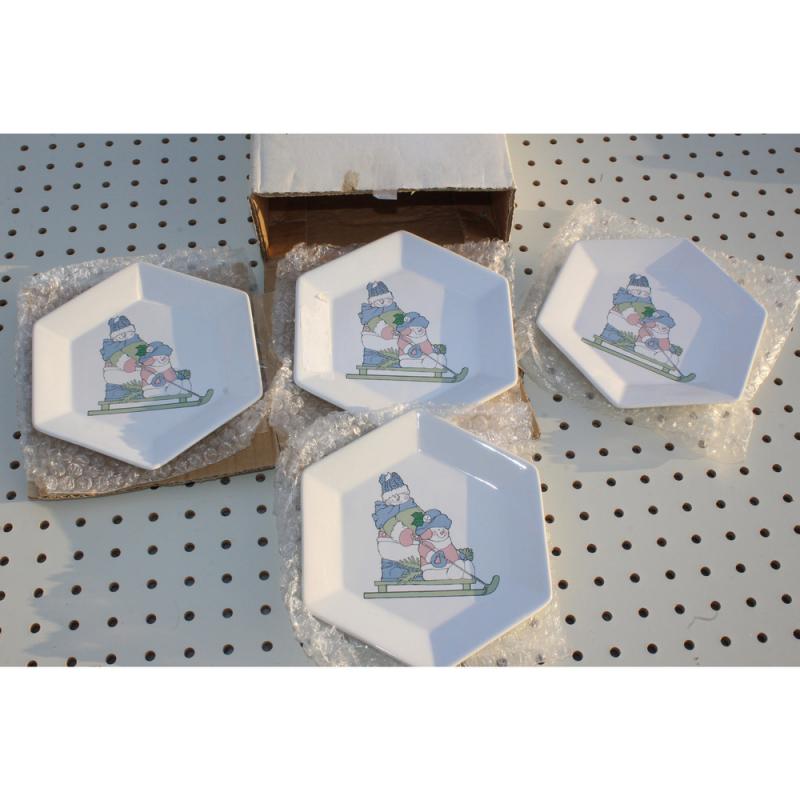 Item#: 102236 Lot of four collector plates in original box
