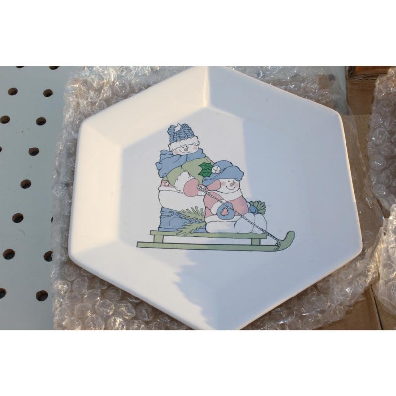 Item#: 102236 Lot of four collector plates in original box
