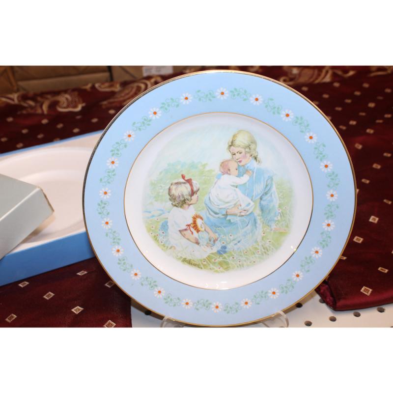 AVON Collector Plate Tenderness - 1974 - Exclusively Decorated in Spain