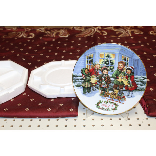 1991 Avon Christmas Plate " Perfect Harmony" Porcelain Trimmed In 22kt Gold