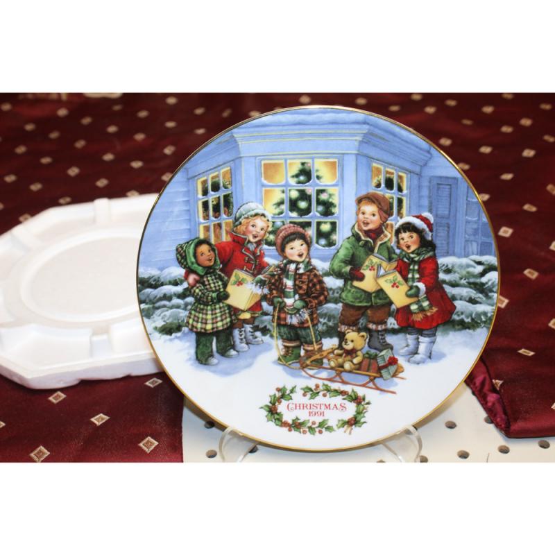 1991 Avon Christmas Plate " Perfect Harmony" Porcelain Trimmed In 22kt Gold