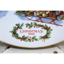 1991 Avon Christmas Plate " Perfect Harmony" Porcelain Trimmed In 22kt Gold