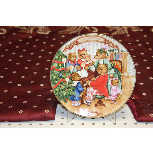 Avon Porcelain Christmas Plate 1989 Together for Christmas Trimmed in 22KGold.