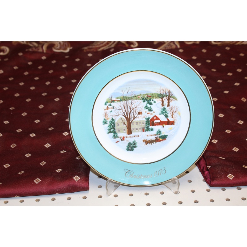 Vintage Avon Christmas Collectable Plate Christmas on the Farm 1973 England
