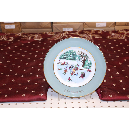 Avon 1975 Christmas Plate "Skaters on the Pond" 4th Edition In Wedgwood Series
