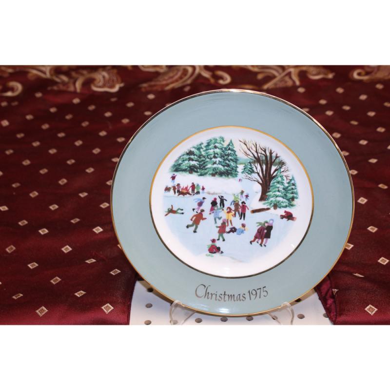 Avon 1975 Christmas Plate "Skaters on the Pond" 4th Edition In Wedgwood Series