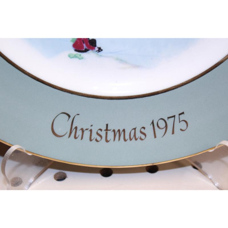 Avon 1975 Christmas Plate "Skaters on the Pond" 4th Edition In Wedgwood Series
