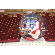 Avon 1996 Christmas Plate "Santas Loving Touch" Porcelain trimmed in 22k gold