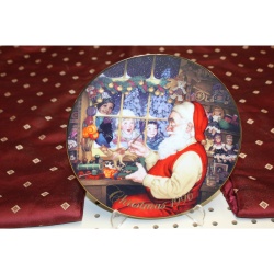 Avon 1996 Christmas Plate "Santas Loving Touch" Porcelain trimmed in 22k gold