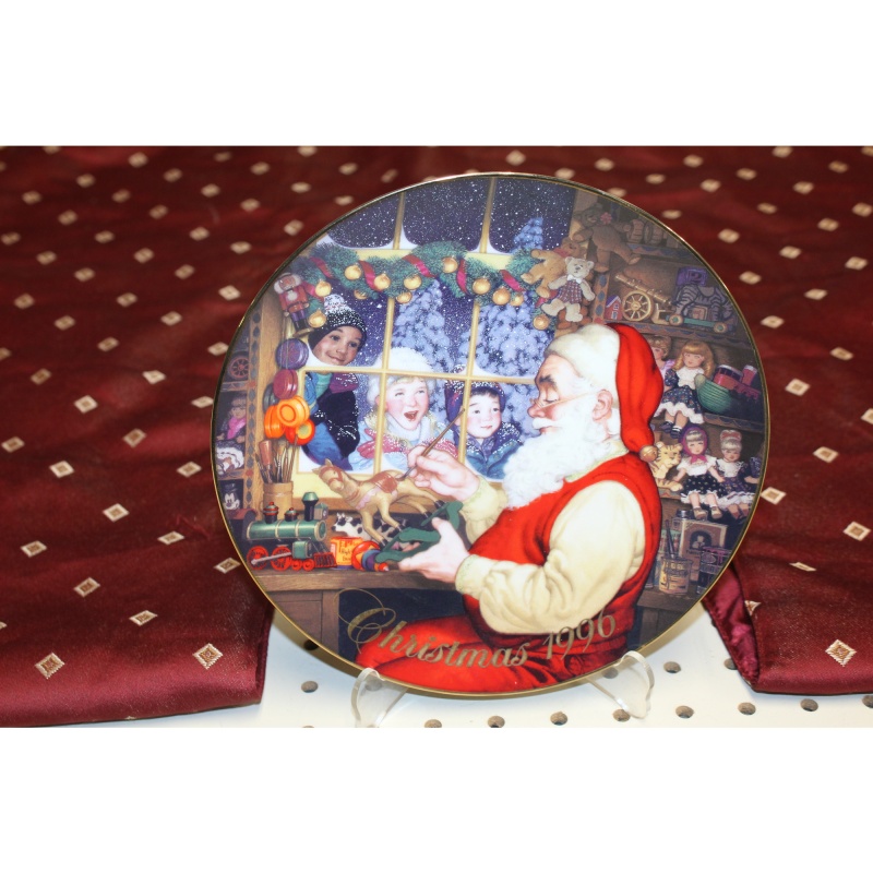 Avon 1996 Christmas Plate "Santas Loving Touch" Porcelain trimmed in 22k gold