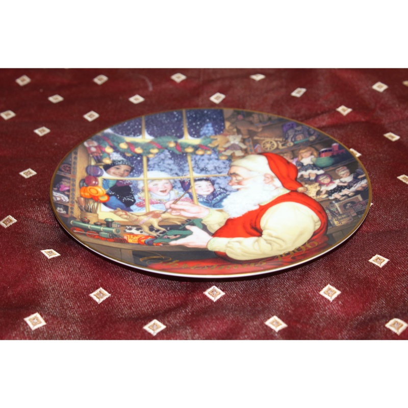 Avon 1996 Christmas Plate "Santas Loving Touch" Porcelain trimmed in 22k gold
