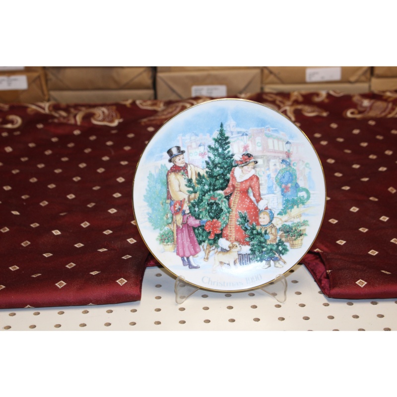 AVON Christmas Plate 1990 Bringing Christmas Home Porcelain trim 22K Gold