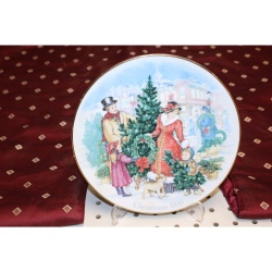 AVON Christmas Plate 1990 Bringing Christmas Home Porcelain trim 22K Gold