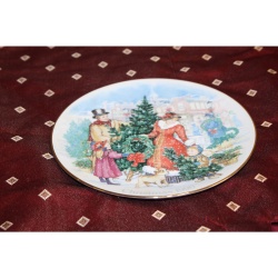 AVON Christmas Plate 1990 Bringing Christmas Home Porcelain trim 22K Gold