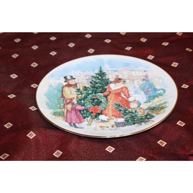 AVON Christmas Plate 1990 Bringing Christmas Home Porcelain trim 22K Gold