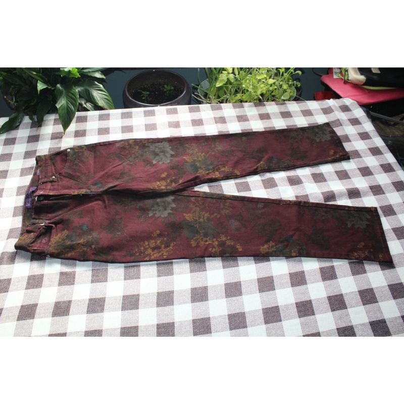 WOMANS GLORIA VANDERBILT AMANDA BURGANDY FLORAL JEANS SIZE4