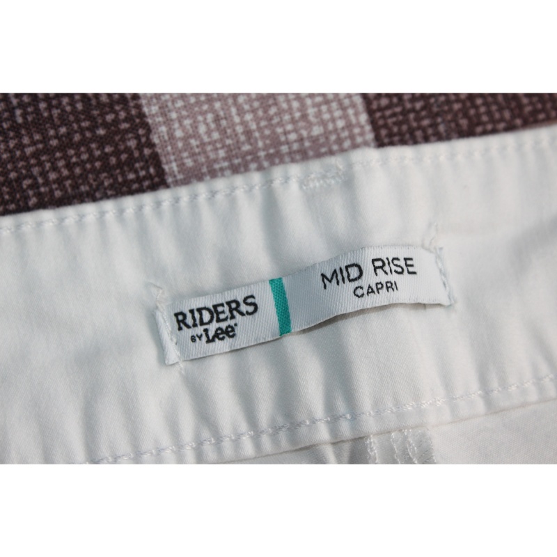 WOMANS RIDERS LEE MID RISE WHITE CAPRI PANTS SIZE 6M