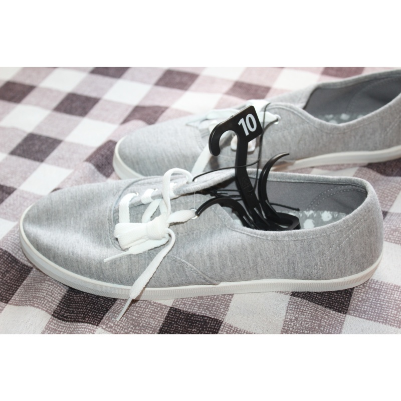 WOMANS TIME AND TRU CANVAS SNEAKERS SIZE 10