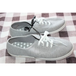 WOMANS TIME AND TRU CANVAS SNEAKERS SIZE 10