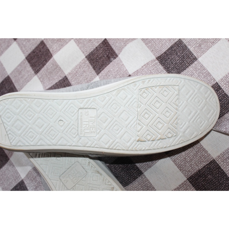 WOMANS TIME AND TRU CANVAS SNEAKERS SIZE 10