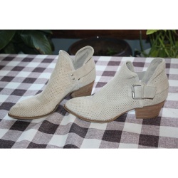 WOMANS DOLCE VITA TAN SHOES SIZE 7