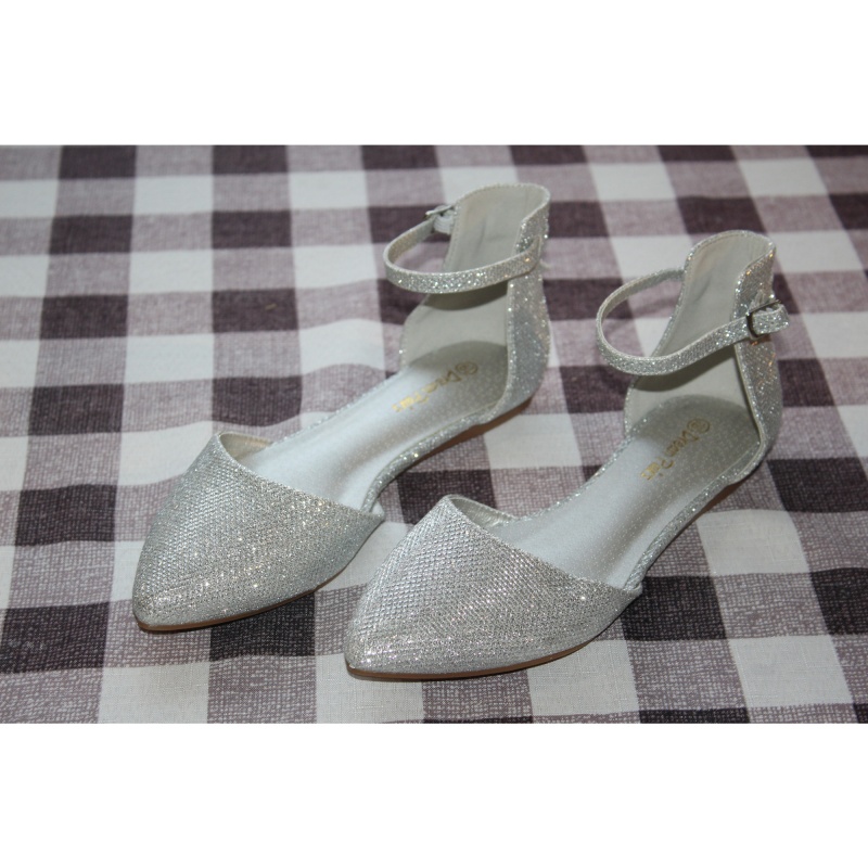 WOMANS DREAM PAIRS SILVER SHOES SIZE 6 ½