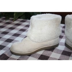 WOMANS ARIZONA OFF WHITE BOOTS SIZE 7