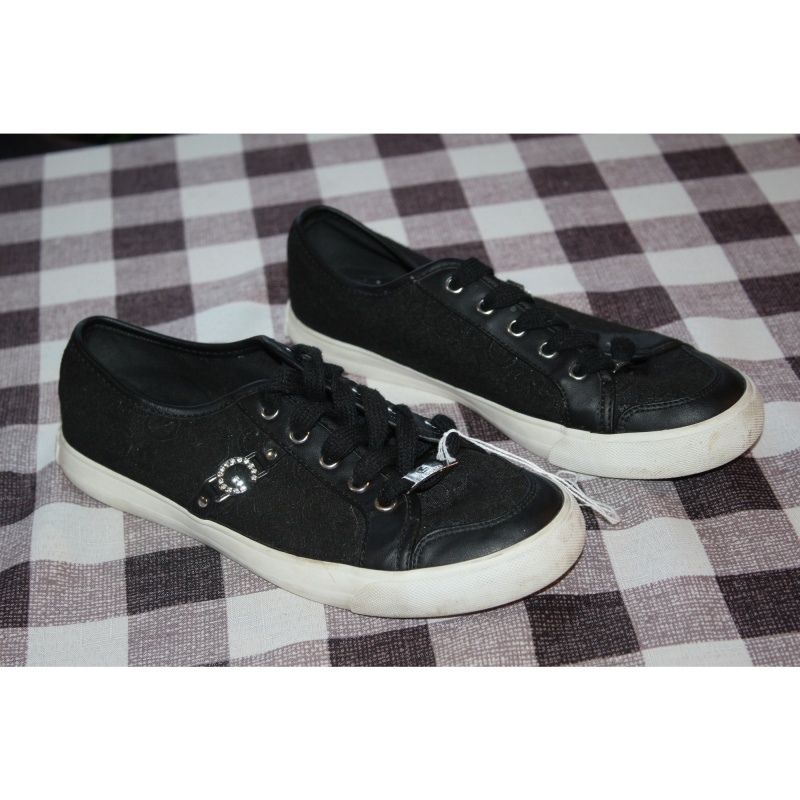 WOMANS BLACK GUESS SNEAKERS SIZE 7 ½