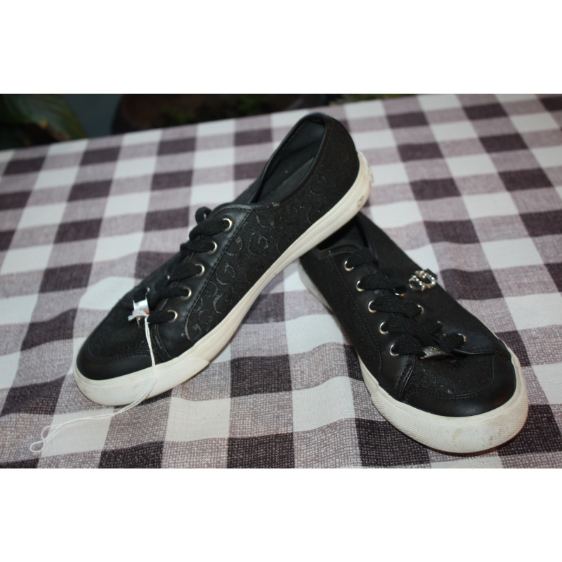 WOMANS BLACK GUESS SNEAKERS SIZE 7 ½