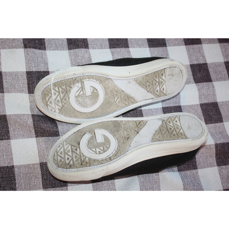 WOMANS BLACK GUESS SNEAKERS SIZE 7 ½