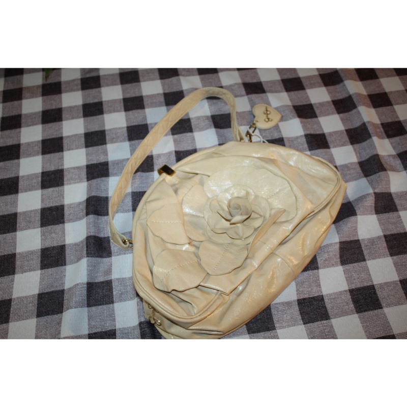 JESSICA SIMPSON CREAM COLOR FLORAL PURSE