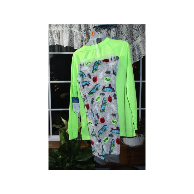 BOYS GLOW IN THE DARK PAJAMAS NWT SIZE M 6/7