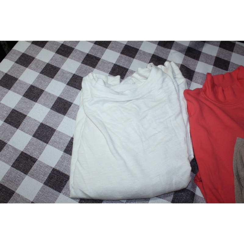 WOMANS LOT OF SHIRTS SIZE M