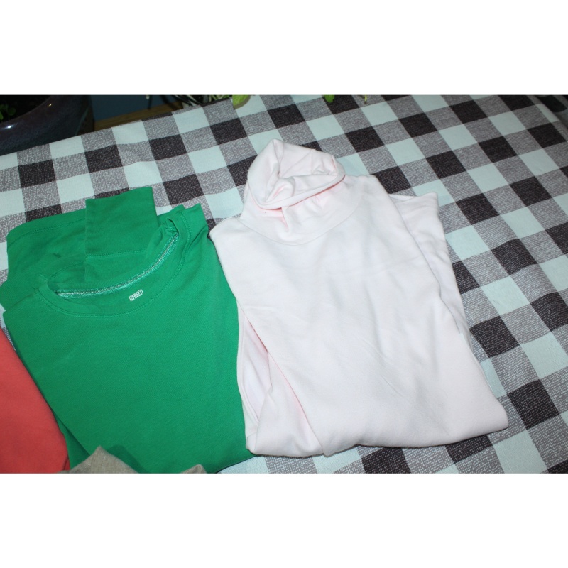 WOMANS LOT OF SHIRTS SIZE M