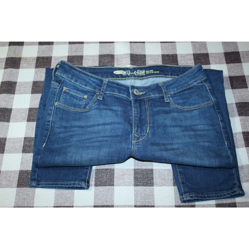 WOMANS OLD NAVY MID RISE ROCKSTAR BLUE JEANS SIZE 4