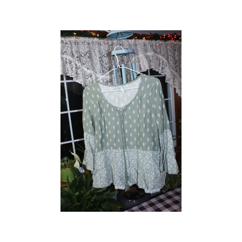 WOMANS MUDD GREEN AND WHITE TOP SIZE X SMALL