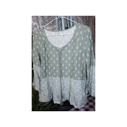 WOMANS MUDD GREEN AND WHITE TOP SIZE X SMALL
