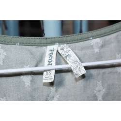 WOMANS MUDD GREEN AND WHITE TOP SIZE X SMALL