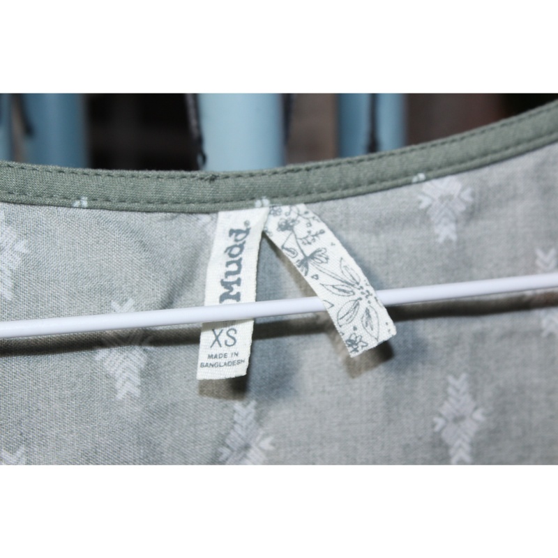 WOMANS MUDD GREEN AND WHITE TOP SIZE X SMALL