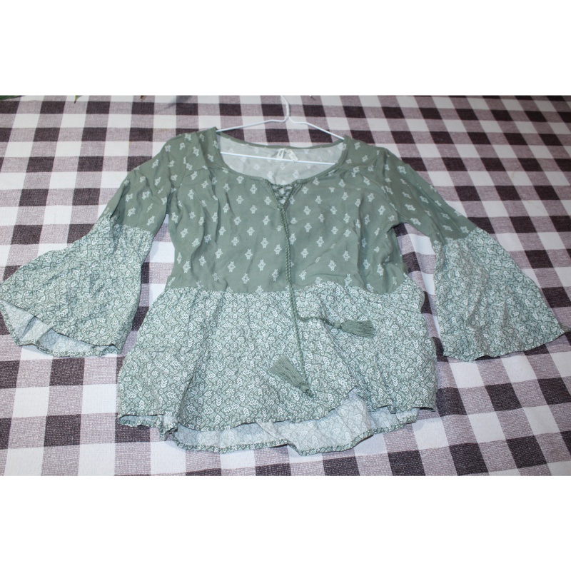 WOMANS MUDD GREEN AND WHITE TOP SIZE X SMALL