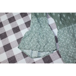 WOMANS MUDD GREEN AND WHITE TOP SIZE X SMALL