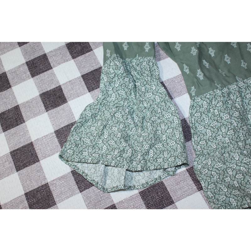 WOMANS MUDD GREEN AND WHITE TOP SIZE X SMALL