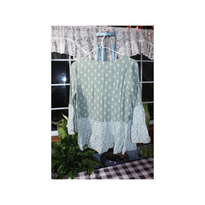 WOMANS MUDD GREEN AND WHITE TOP SIZE X SMALL