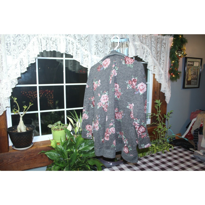 WOMANS ARIZONA SWEATER SIZE MEDIUM