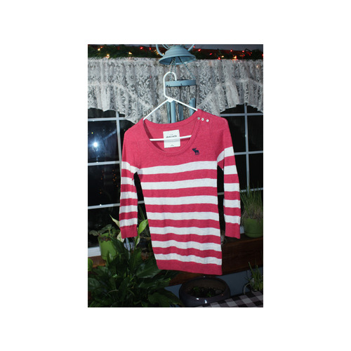GIRLS ABERCROMBIE PINK AND WHITE SWEATER SIZE XL