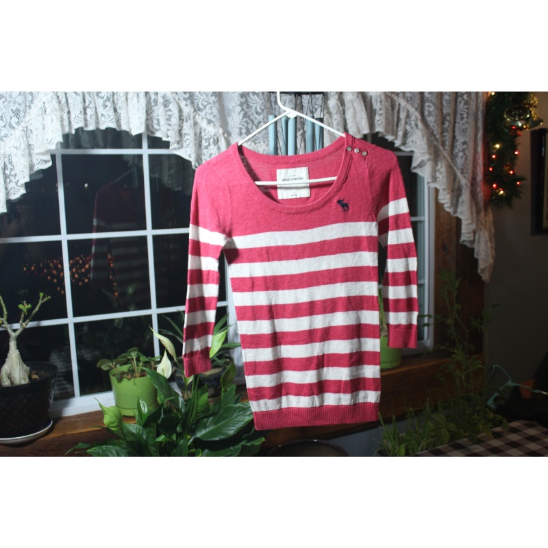GIRLS ABERCROMBIE PINK AND WHITE SWEATER SIZE XL