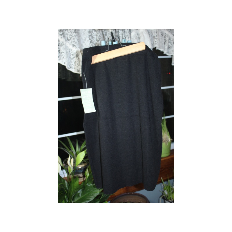 WOMANS ADOLFO DRY ACRYLIC AND LAMBS WOOL BLACK SKIRT NWT SIZE MEDIUM